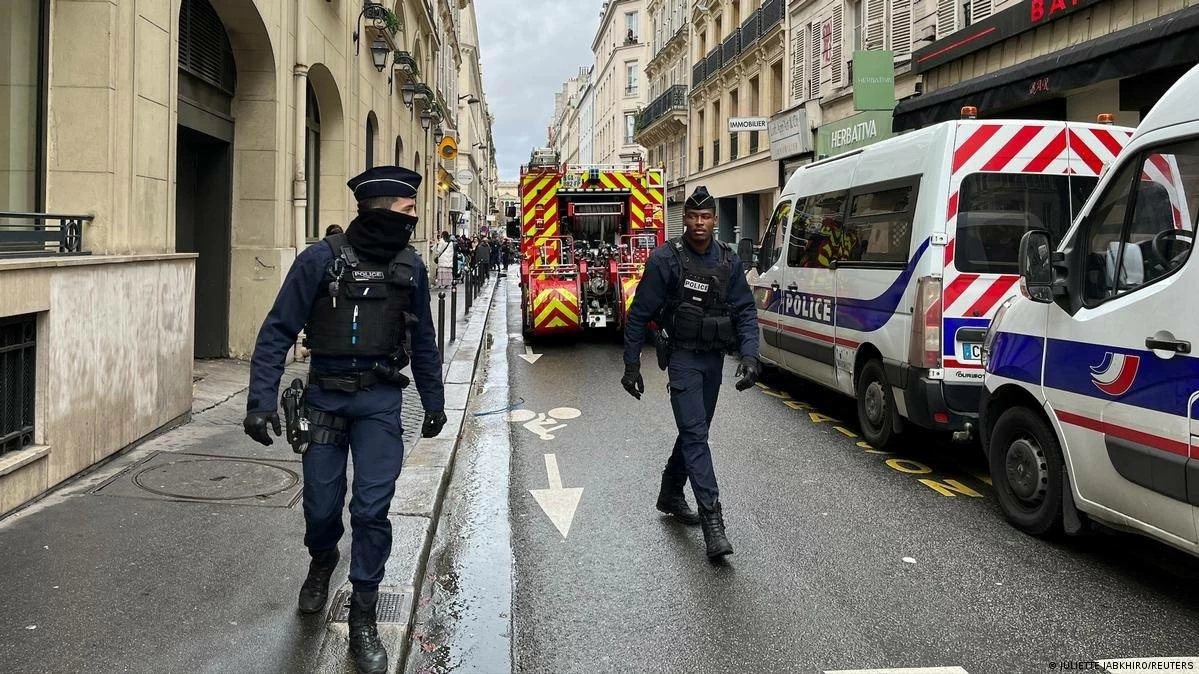 قتيل واستنفار أمني غرب العاصمة الفرنسية باريس.. والاشتباه في محاولة ارتكاب مجزرة