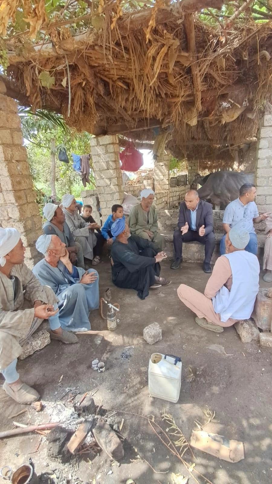 بكوب شاي داخل عشة بالغيط.. رئيس مركز سمالوط يتفاوض مع ملاك 13 فدانًا لإنشاء مجمع طبي وتعويضهم بأرض بديلة