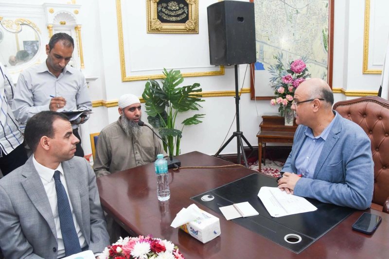 «جاي تسلم نفسك المفروض أهدهالك».. محافظ الإسكندرية يوجه بحل أزمة مواطن بسبب شقة مخالفة